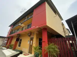 Penginapan Darvel Bay Travelodge OYO 44112 - Gambar & Butiran